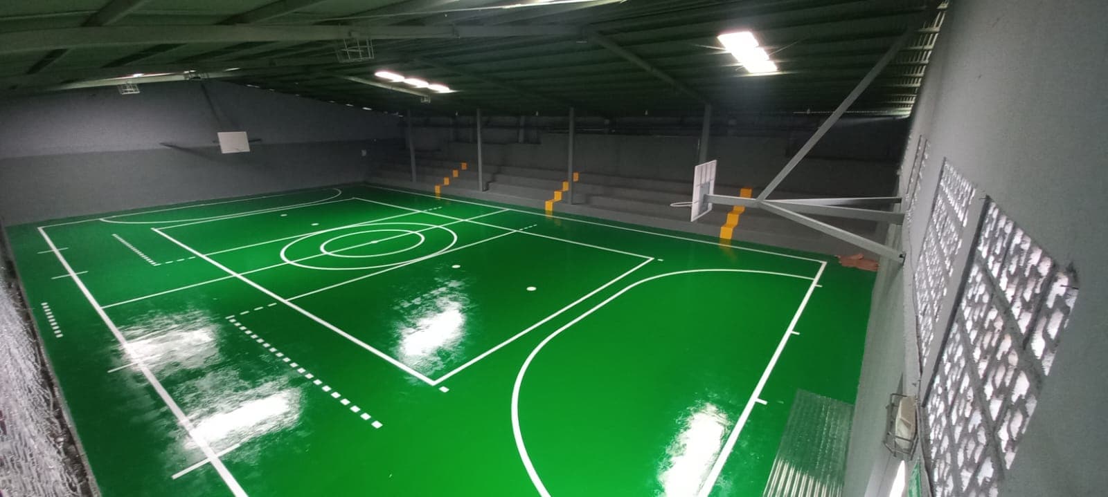 Cancha multiuso bajo techo en una comunidad.