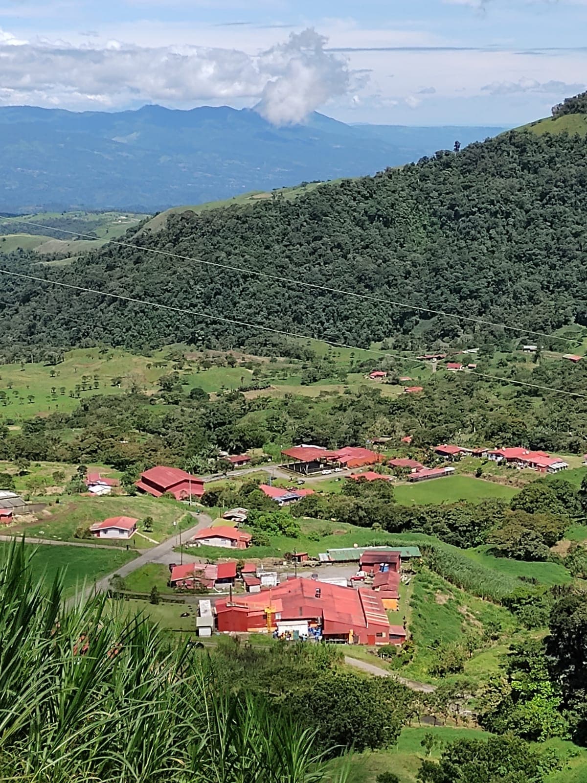 Comunidad rural entre montañas y áreas verdes.